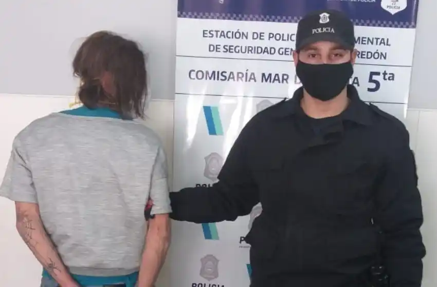 Tras una persecución, la policía detuvo a un hombre que robó un auto a mano armada