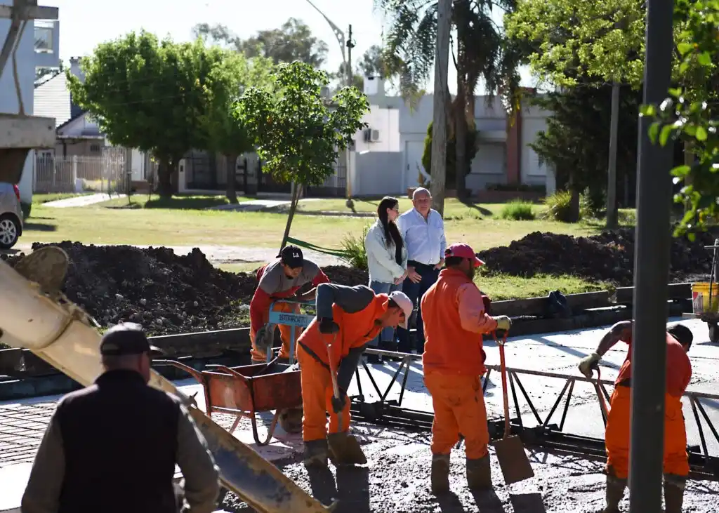 Crespo suma una nueva cuadra pavimentada en el Barrio Salto y avanza con obras de infraestructura urbana