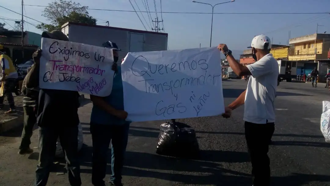 EN LA OSCURIDAD: comunidad de Lara cerró Intercomunal cansados porque llevan dos meses sin electricidad