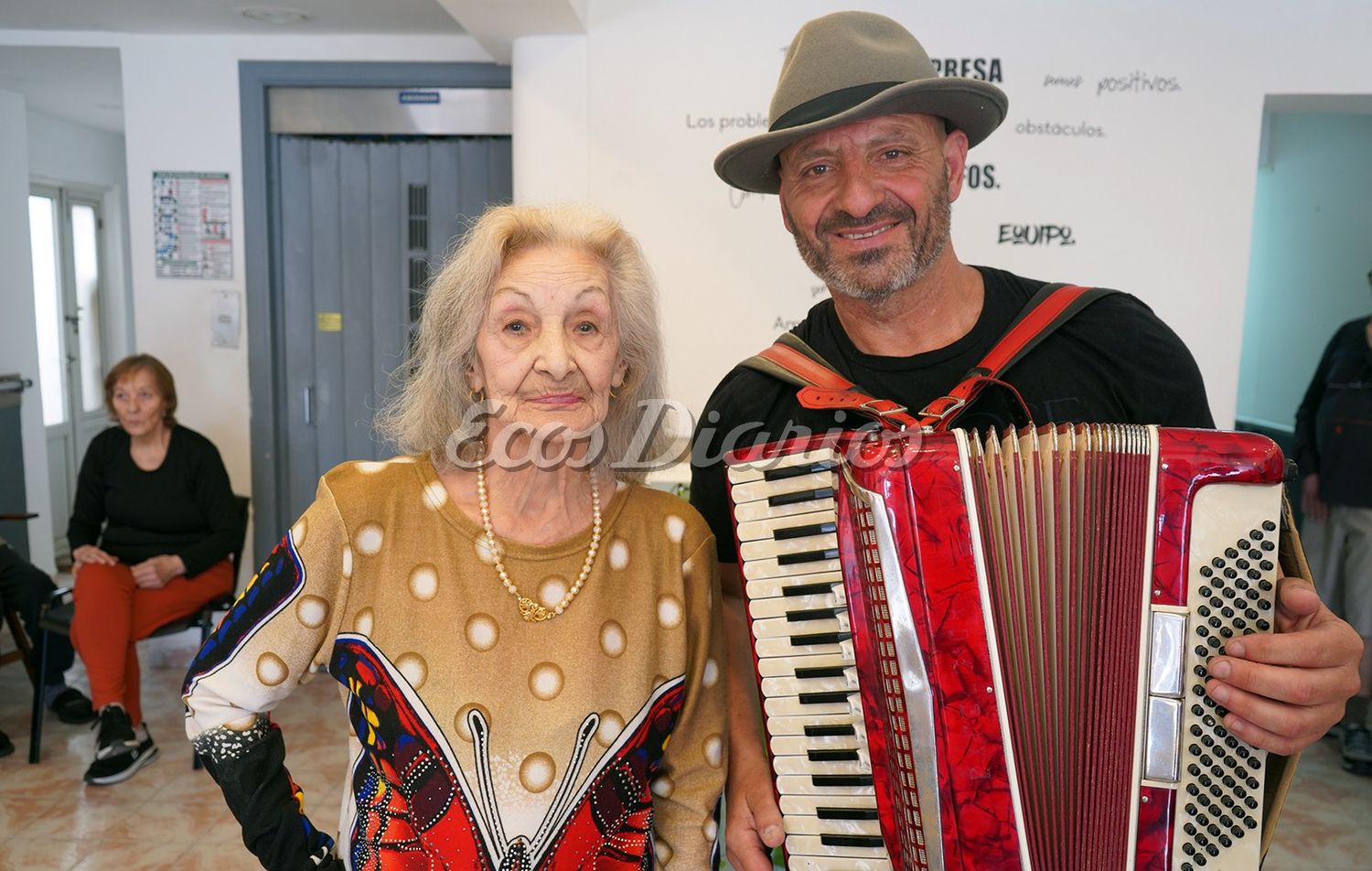 A los 90 años, le puso música a sus compañeros de hogar