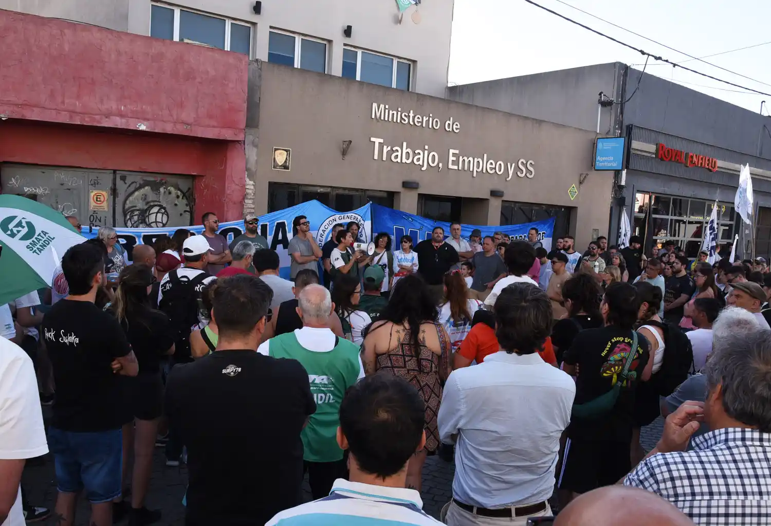 Los trabajadores leyeron un comunicado y cantaron el Himno Nacional Argentino.