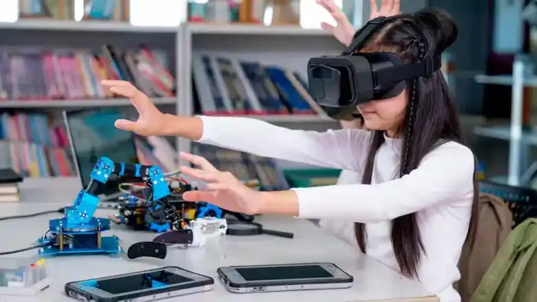 Las gafas de realidad virtual se verán más en las aulas, sostiene Khan