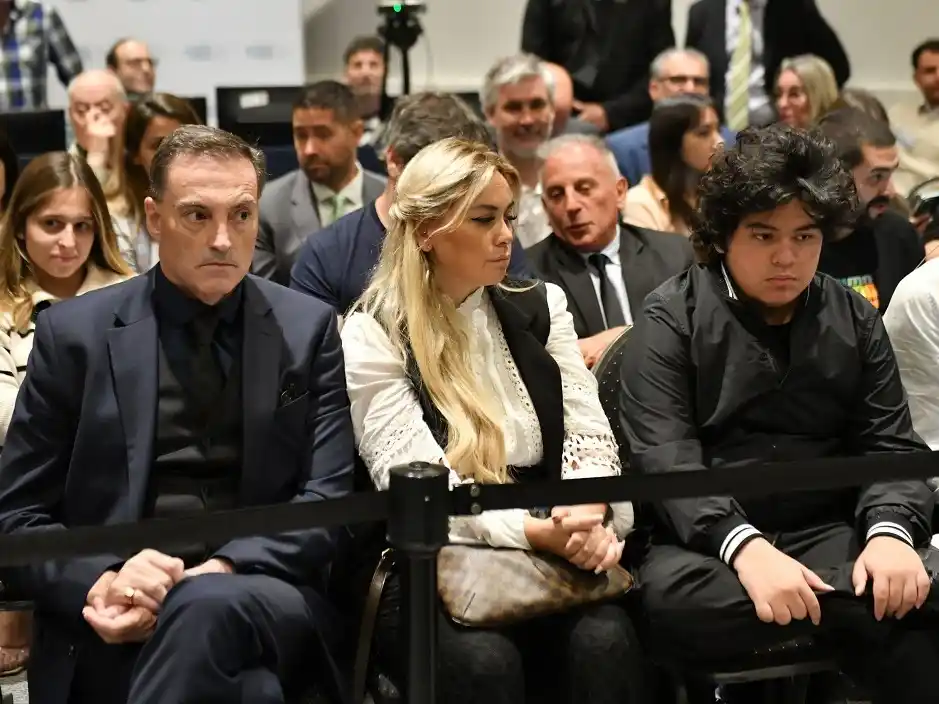 Mario Baudry, Verónica Ojeda y Dieguito Fernando, durante la lectura del veredicto.