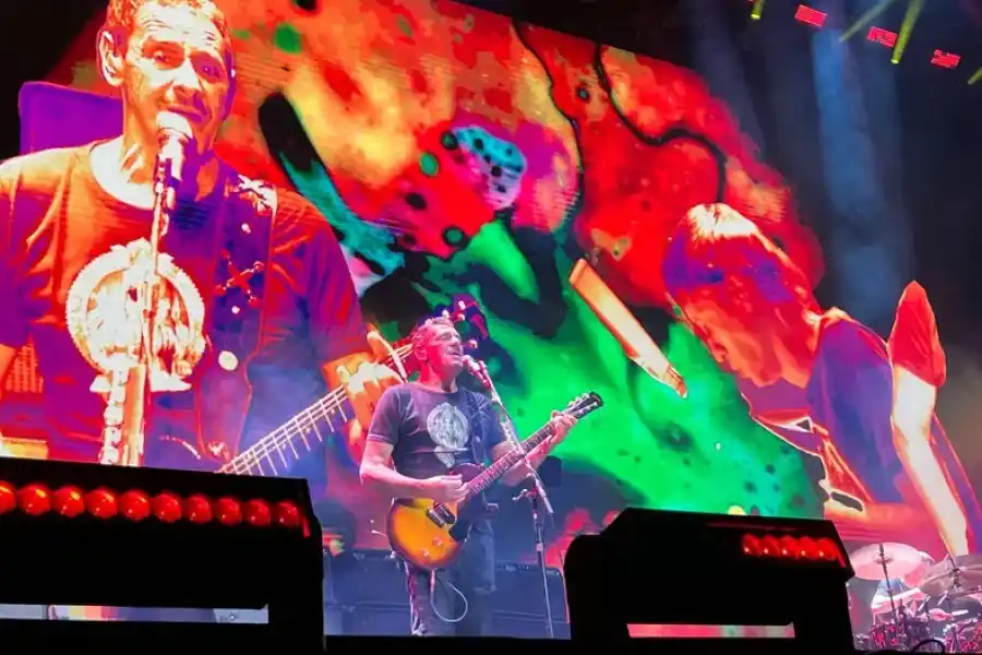 Divididos en Argentinos Juniors: un desfile de invitados, homenajes y críticas al Gobierno