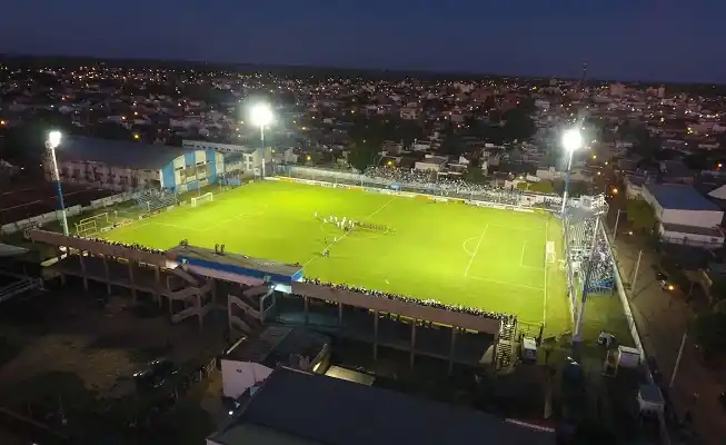 La cancha de Juventud, desde un drone y de noche 