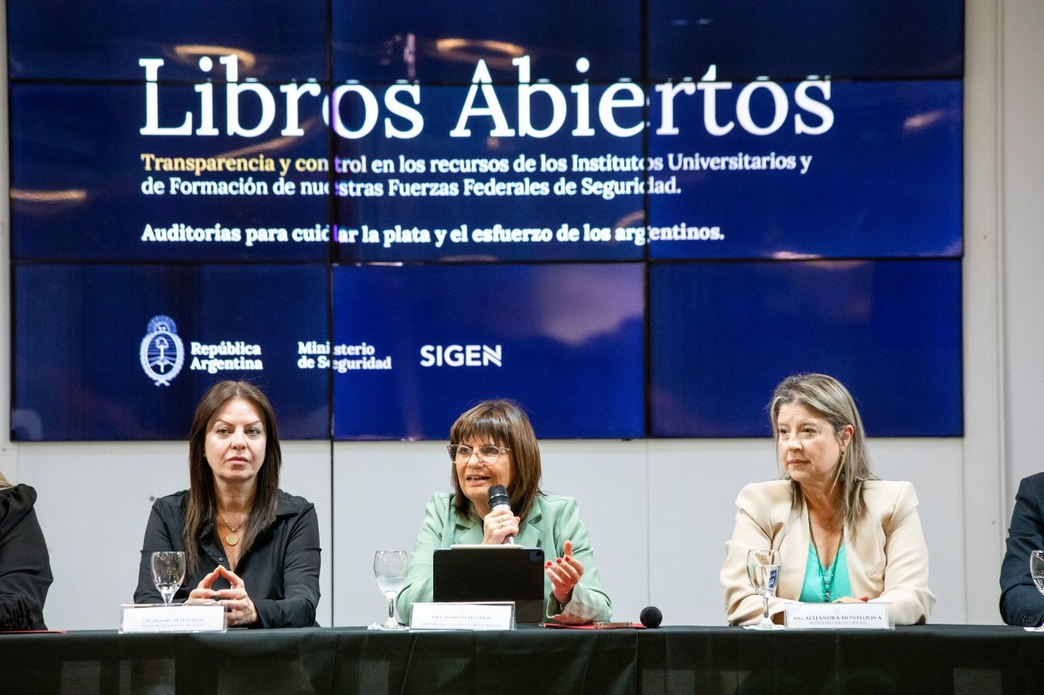 "Queremos que los libros estén siempre abiertos, porque esta es la Argentina que queremos", comentó Bullrich.