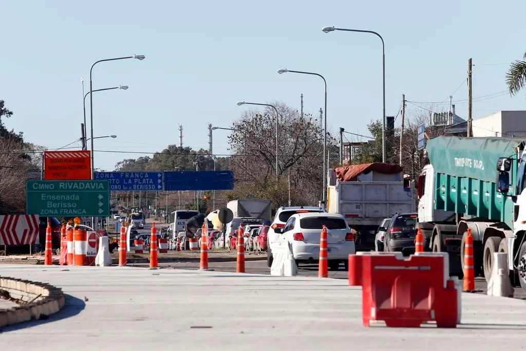 Complica el tránsito la mala calidad de las obras de la autopista La Plata Buenos Aires 