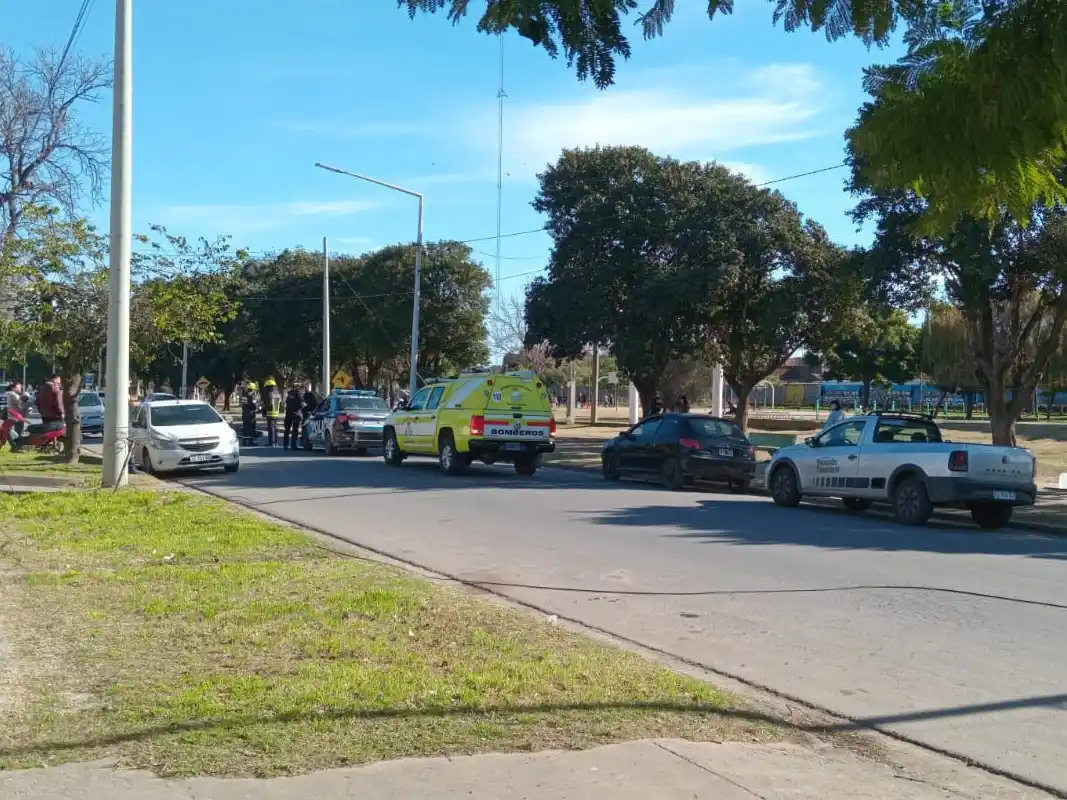 Accidente de moto en 2 de Abril, entre Falucho y Cabral. Crédito: Bomberos de Venado Tuerto.