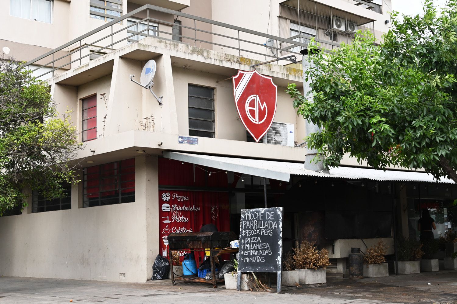 La esquina de Salta y Ruiz Moreno, donde funciona la parrilla de la polémica.