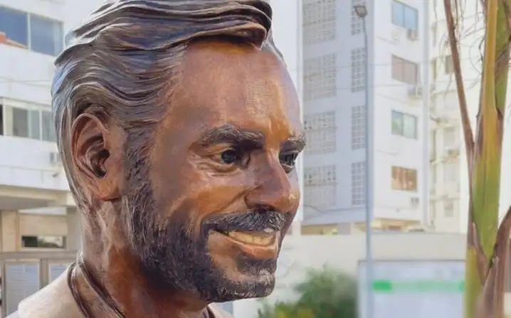 estatua derbez 1