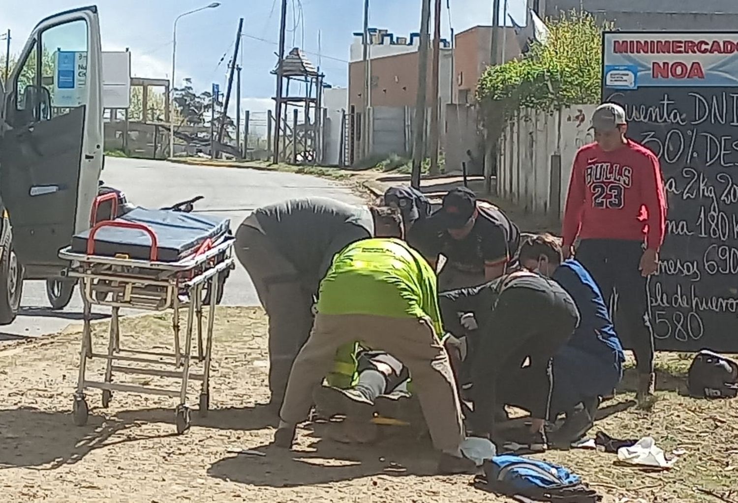 Un motociclista sufrió fractura de fémur tras chocar con una camioneta en La Movediza