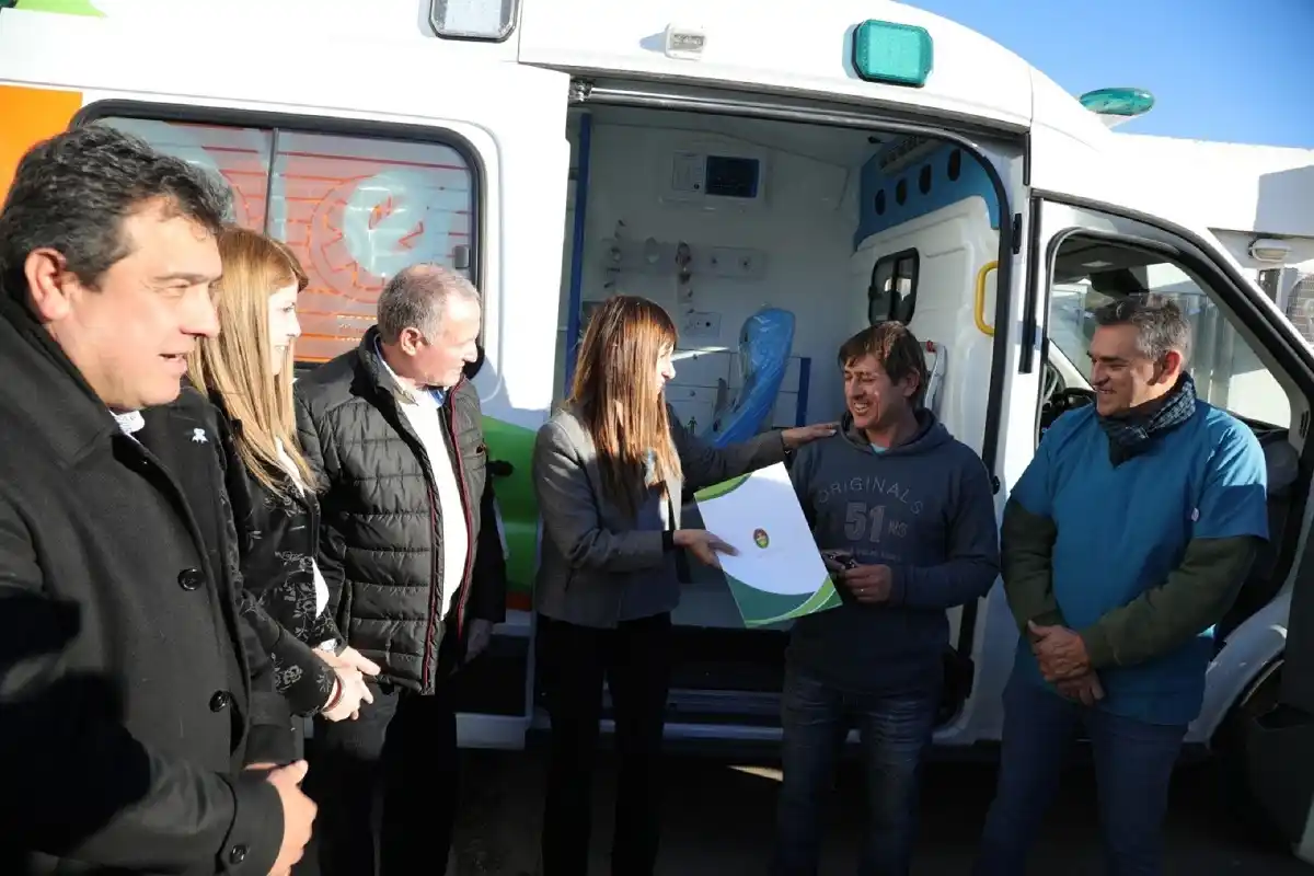 Entregaron una ambulancia cero km al hospital de Bovril 