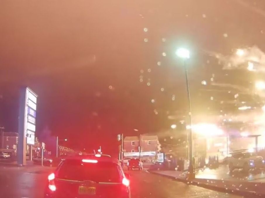 El momento del accidente quedó registrado por un automovilista.