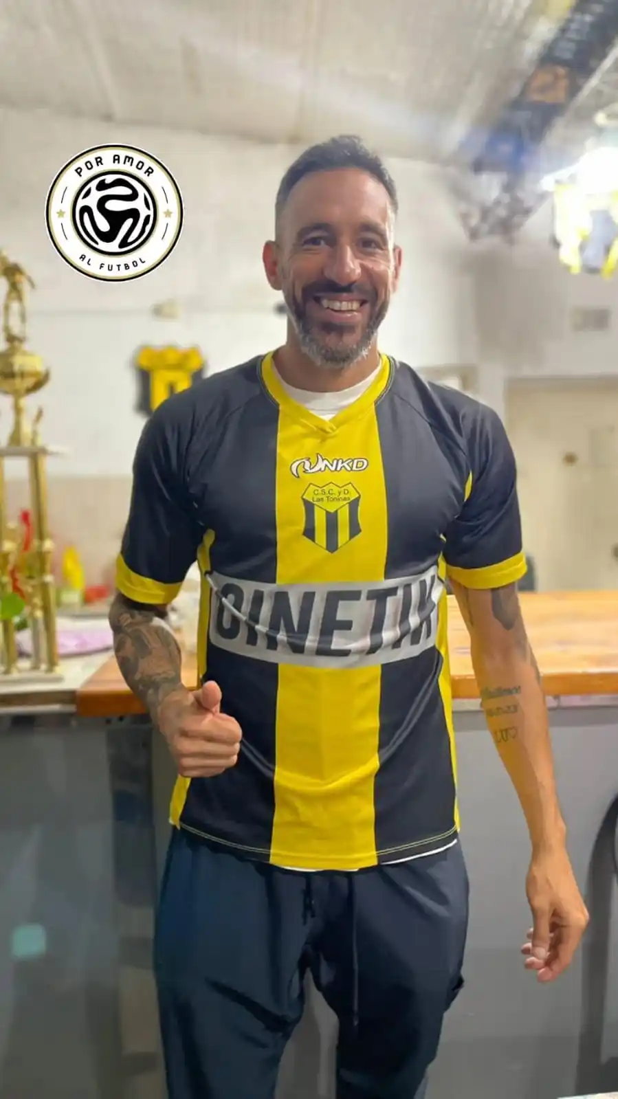 FOTO POR AMOR AL FÚTBOL Jonás Gutiérrez, con la camiseta de Las Toninas.