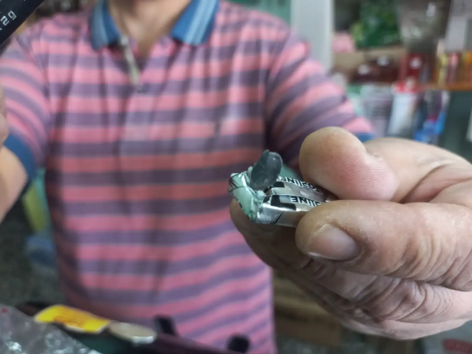 Una caja de chicles paró la bala que iba destinada al comerciante.