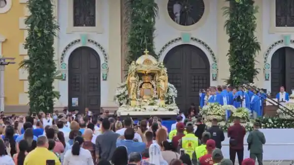 ¡LA CHINITA DE TODOS! Devotos y miembros de la Iglesia rinden honores a la Virgen de Chiquinquirá (IMÁGENES)