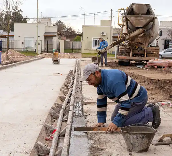 Construyen estacionamiento en la guardia del hospital