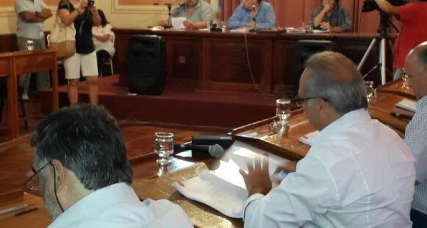 Queda Fabio: Concejales aprobaron la licencia de Guacone