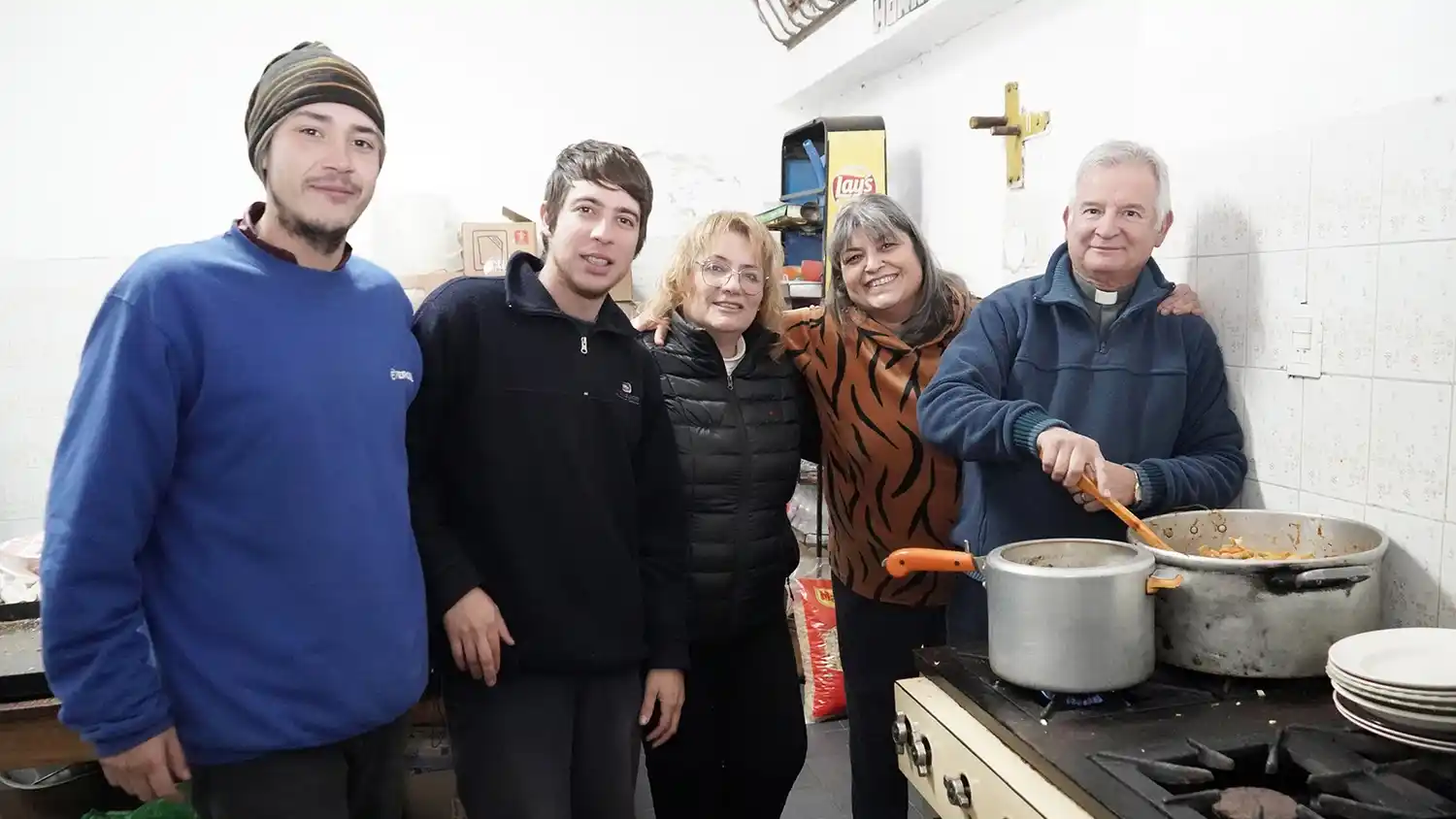 Cocinando. Los voluntarios y el sacerdote Martínez en plena elaboración del menú del día