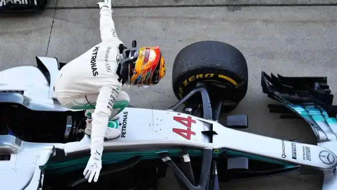 Hamilton ganó en Japón y quedó a un paso del título