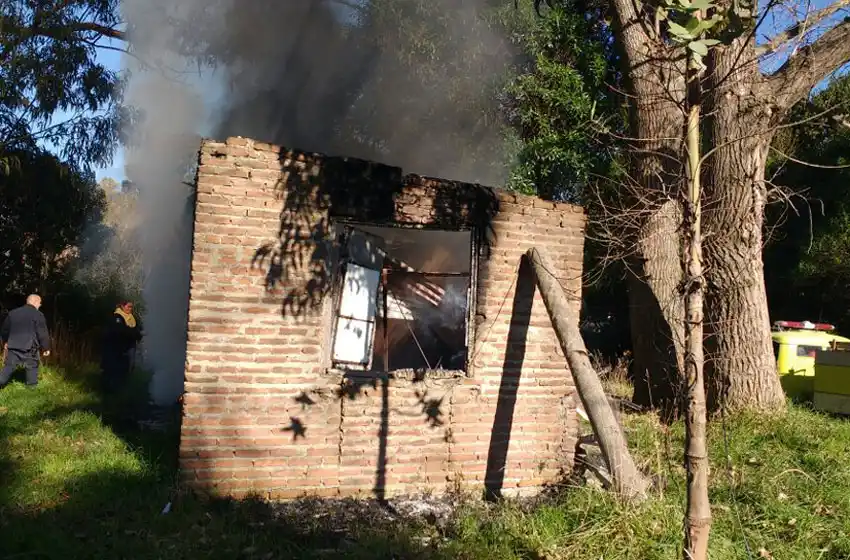 Una bombera resultó herida en un incendio en Playa Serena