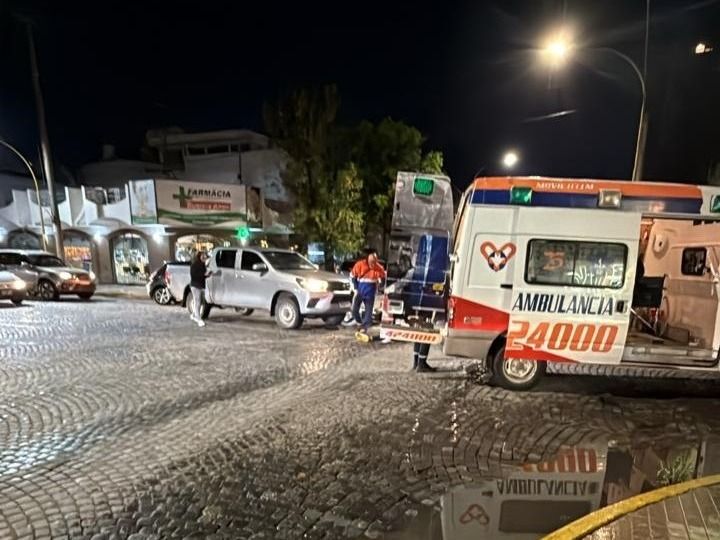 Dos jóvenes resultaron lesionados al chocar moto con camioneta