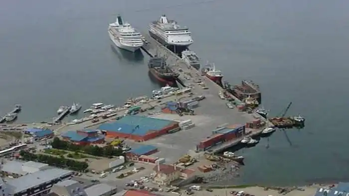 El SOMU y Camioneros bloquean las operaciones del puerto de Ushuaia