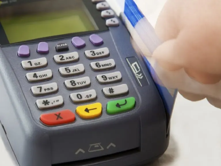 Desde qué monto la AFIP vigila tus gastos con tarjeta de débito