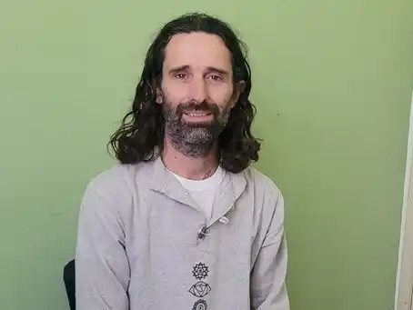 Desde la sede de Paz Interior Tandil, Guillermo Agustín Valetutto impulsa un proyecto que une yoga y meditación.
