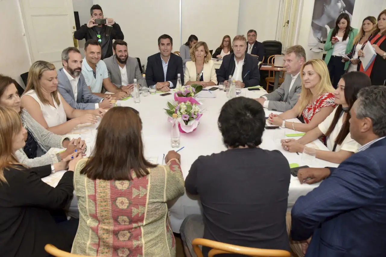 Primera jornada de análisis del desdoblamiento de las elecciones