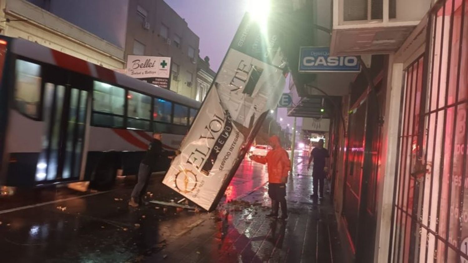 Una de cal y otra de arena en Bahía Blanca: Llegó la lluvia pero se cayó un cartel en la vía pública