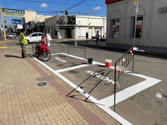 Avanza la reposición de la pintura de cajones de motos y zonas donde está prohibido estacionar
