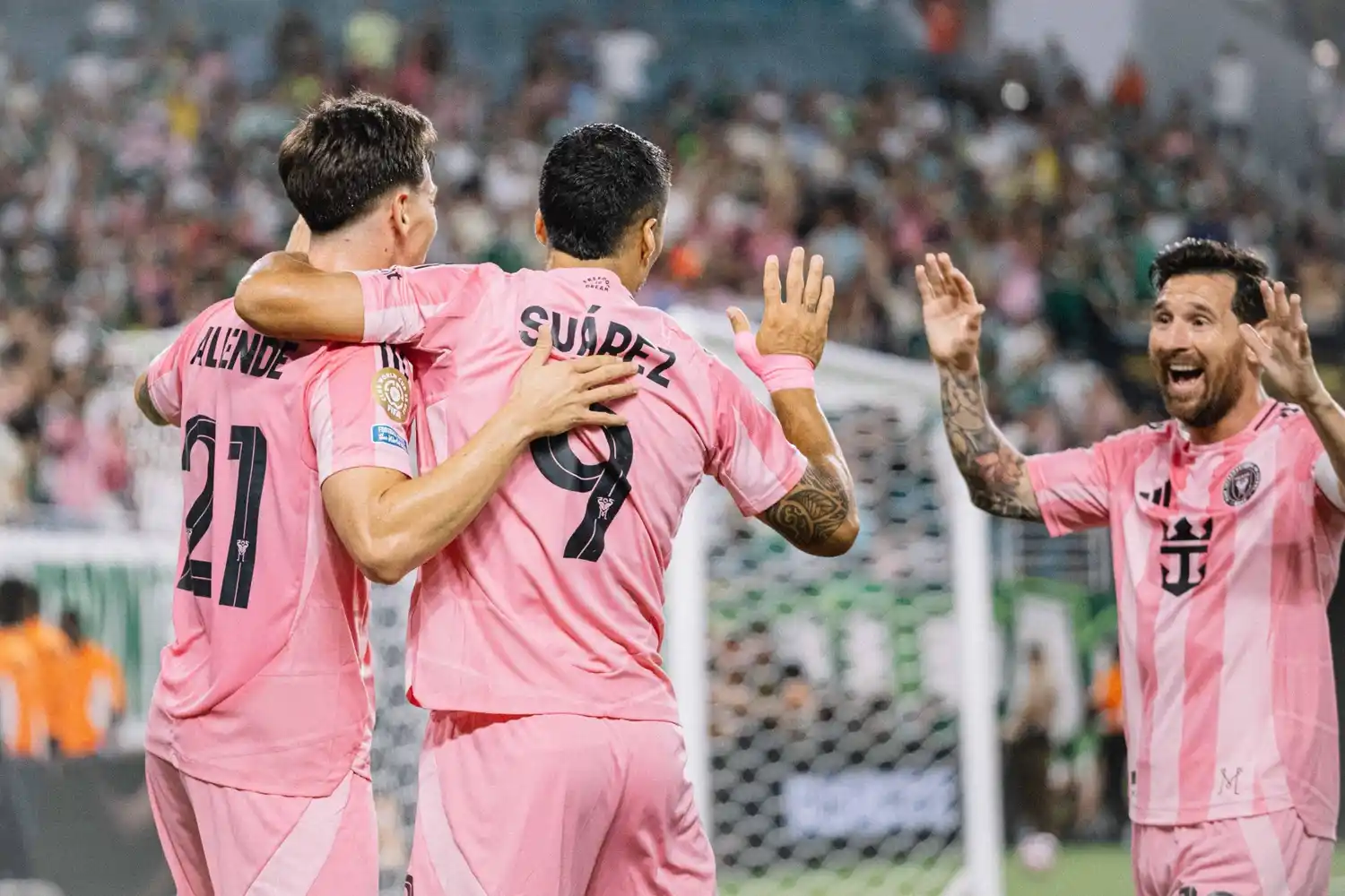 Suarez celebrando su gol junto a Messi.