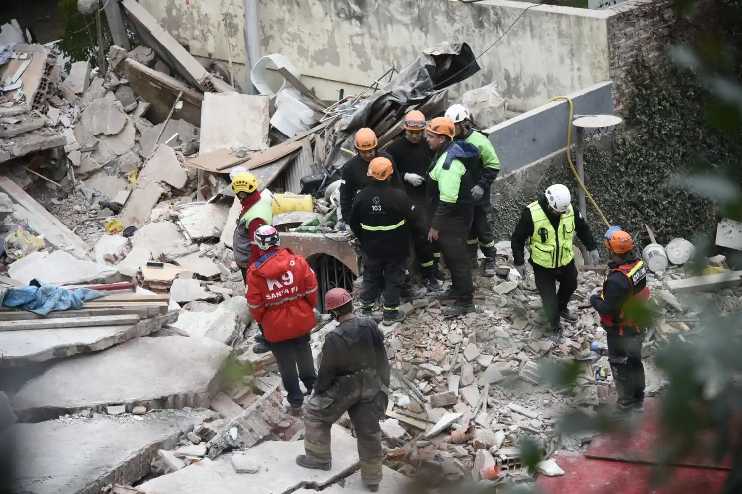 Triste final: hallaron sin vida al hombre que estaba bajo los escombros de la casa de Rosario
