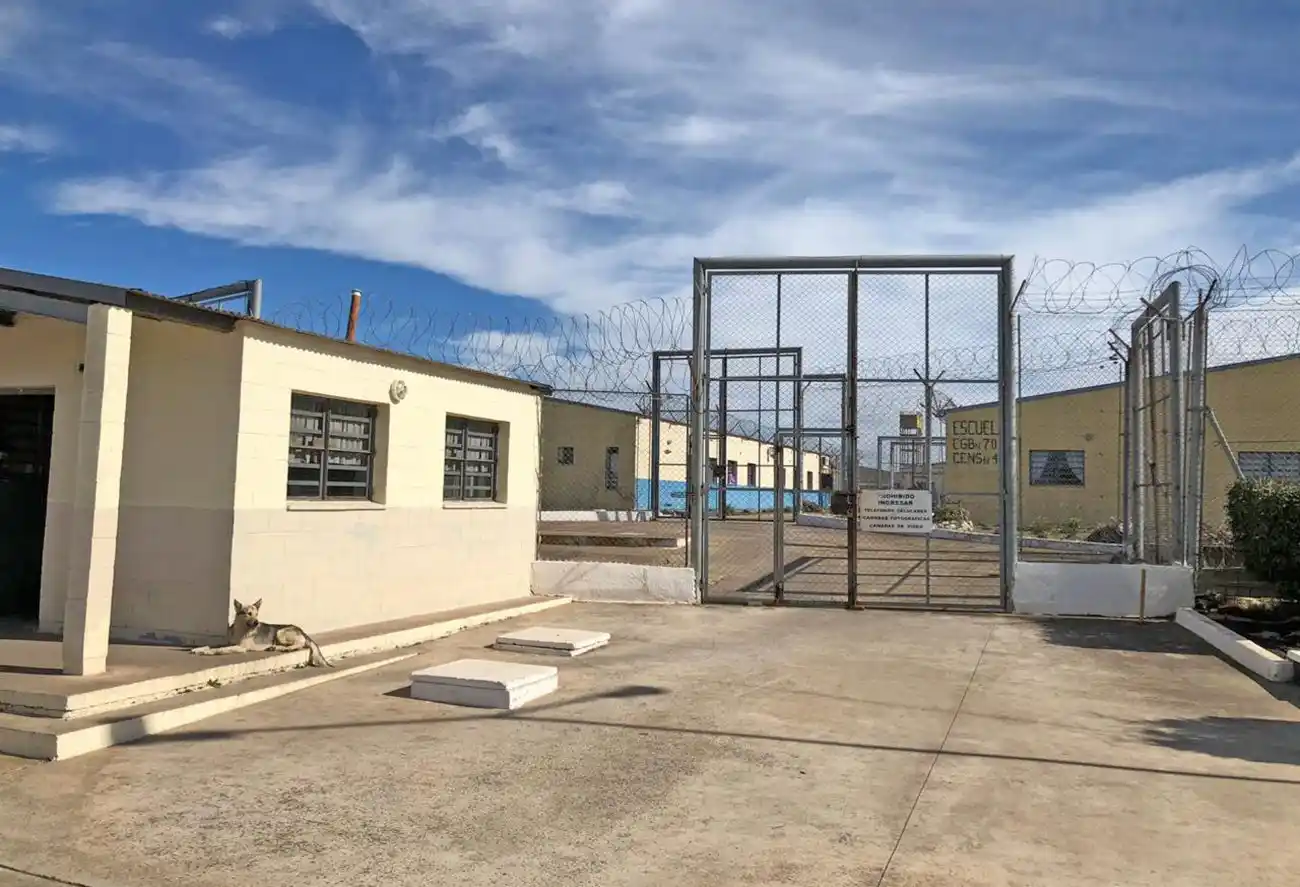 Dos internos se trenzaron  a facazos en la cárcel de  Barker y terminó en muerte