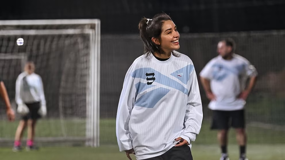 Quilmes fue testigo del regreso de María Becerra al deporte: jugó al fútbol con Arcángel tras su recuperación