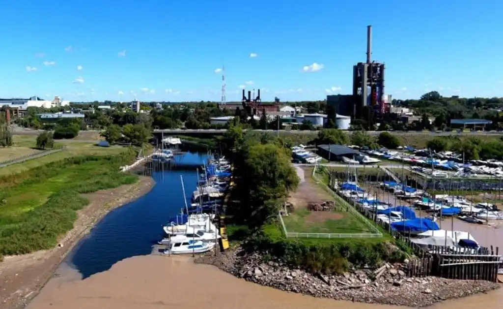 Apareció una mancha negra en el arroyo Ludueña