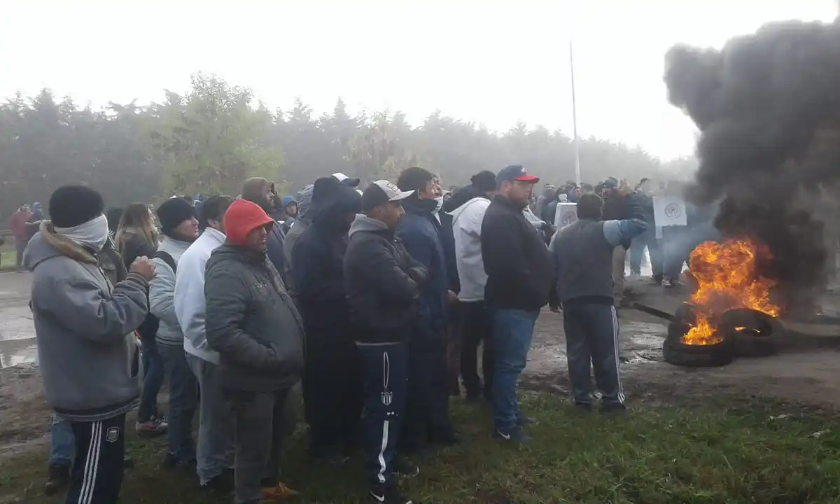 Cresta Roja: Trabajadores retomaron los reclamos frente a las puertas de la empresa