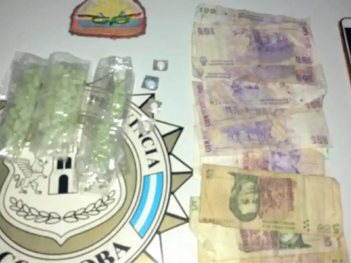 Detuvieron a un hombre que iba en taxi con pastillas de éxtasis