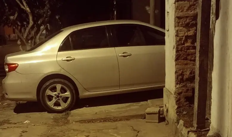 “Este auto vive ocupando la vereda”