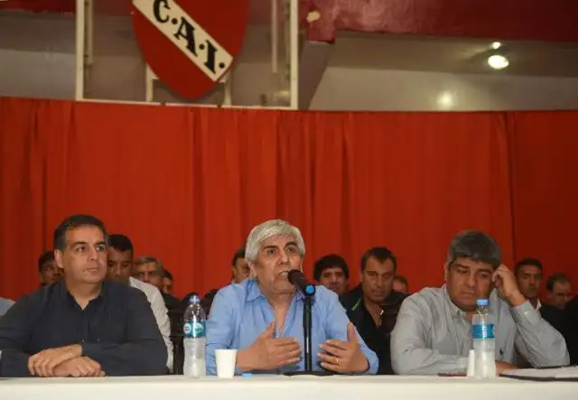 Hugo Moyano reasumió en el Rojo y se le viene una reunión clave con Holan