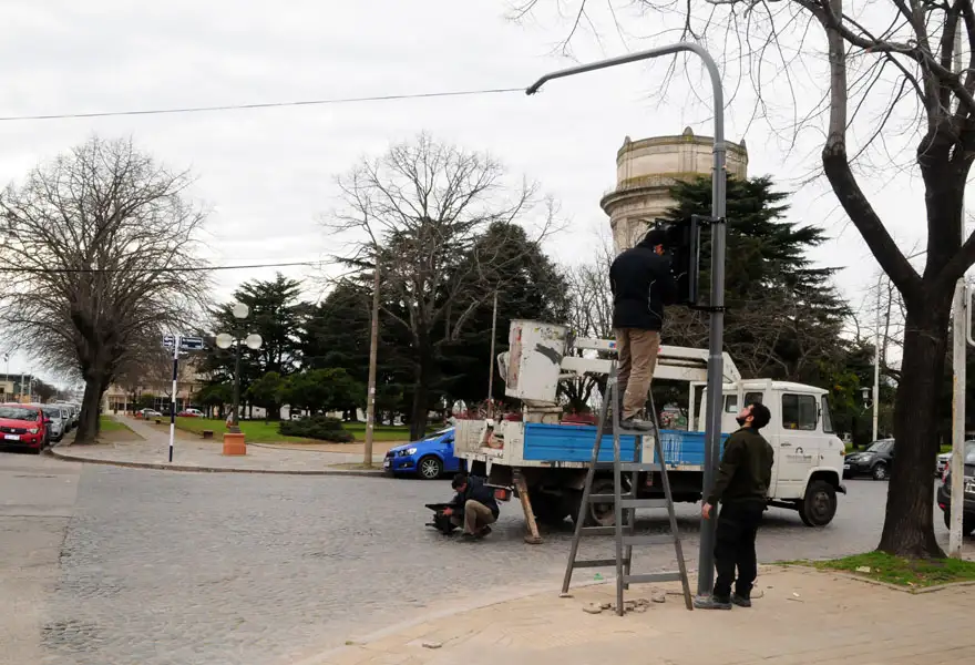 Colocaron semáforo en la conflictiva esquina de avenida Santamarina y Mitre 