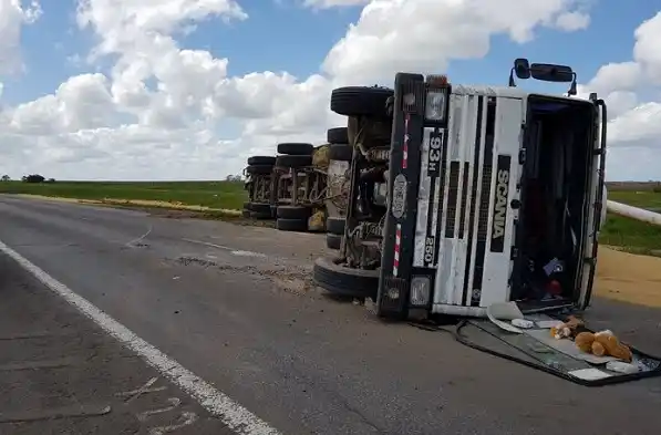 Un camión volcó a tres kilómetros del peaje de Colonia Elía