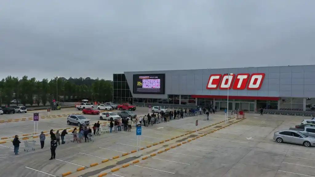 Larga fila de clientes en su apertura oficial