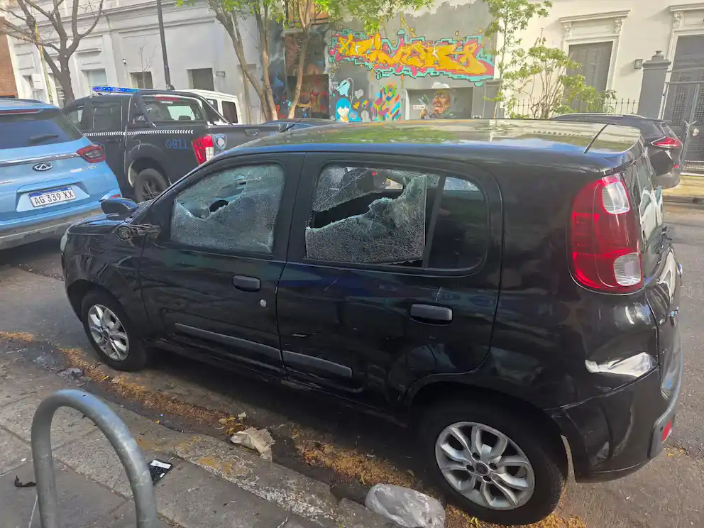 Uno de los autos afectados tras el ataque de una mujer en la puerta de Radio 10