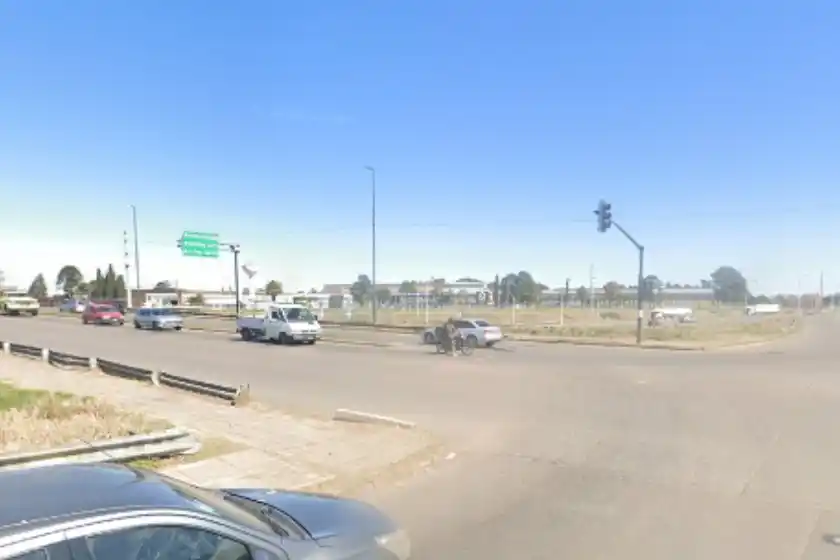 Otro siniestro en circunvalación: un auto chocó contra una moto y se fugó