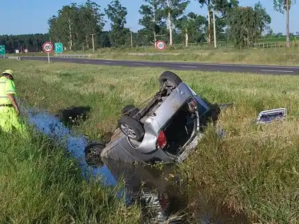 Tres personas heridas al despistar y volcar en la banquina de la Ruta 14 