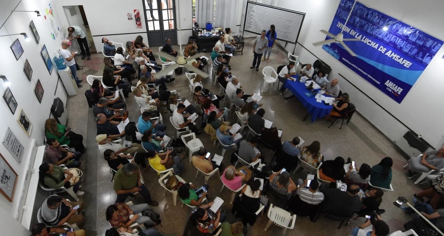 "La propuesta es totalmente insuficiente", sostuvo el titular de Amsafe luego de la asamblea que cosechó 32.781 votos en rechazo a la oferta salarial del gobierno y solo 95 por la aceptación. Foto: Mauricio Garín / Archivo.