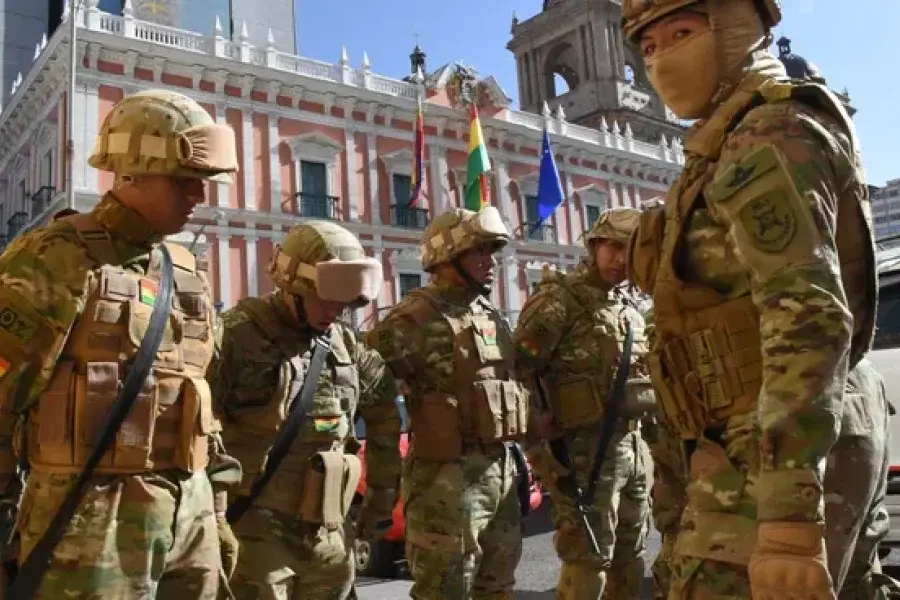 Bolivia: Arce denuncia "movilizaciones irregulares" del Ejército y llama a respetar la democracia