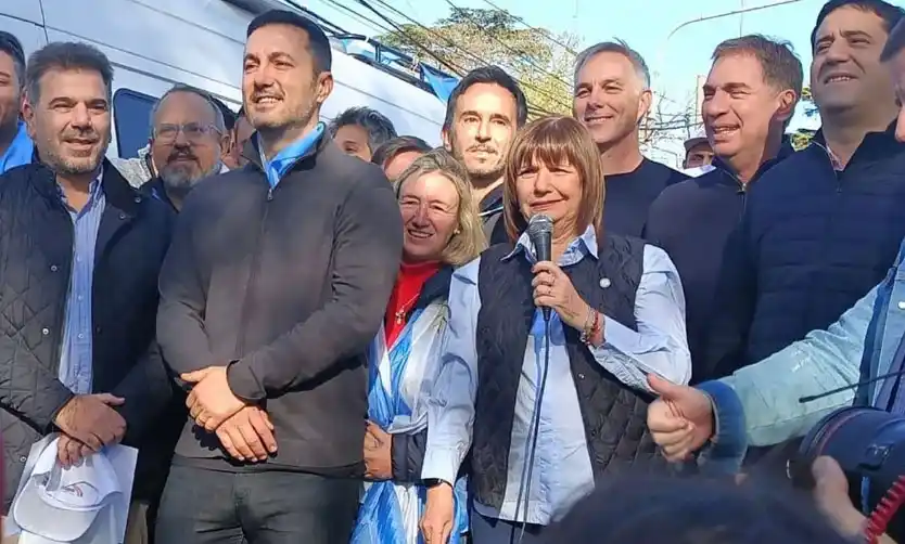 Bullrich junto a varios dirigentes, entre ellos Neuspiller.